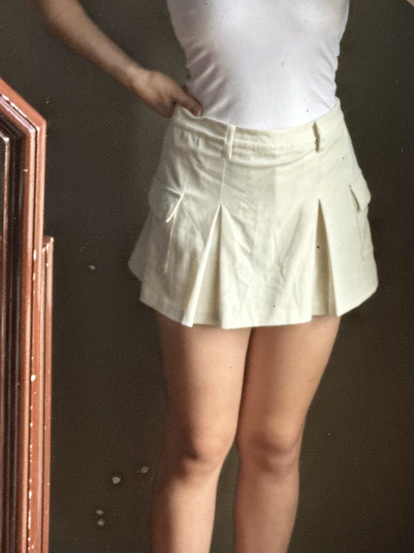 H&m Cream Pleated Cargo Mini Skirt (Category: Skirts) located in Calasiao. Submitted by closetniporsh (Listing ID 1441597873, Image 3). Description: - Cream colored mini skirt - Front pleats - Cargo pockets on the sides - Belt loops at the waist - Ideal for casual outfits.