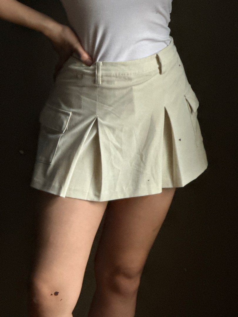 H&m Cream Pleated Cargo Mini Skirt (Category: Skirts) located in Calasiao. Submitted by closetniporsh (Listing ID 1441597873, Image 2). Description: - Cream colored mini skirt - Front pleats - Cargo pockets on the sides - Belt loops at the waist - Ideal for casual outfits.