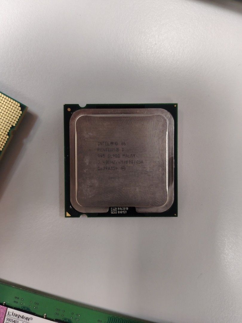 Intel Pentium 945 Processor (Category: Computer Parts) located in Puchong. Submitted by triggertactics (Listing ID 1441597250, Image 1). Description: Intel pentium 945 Processor.