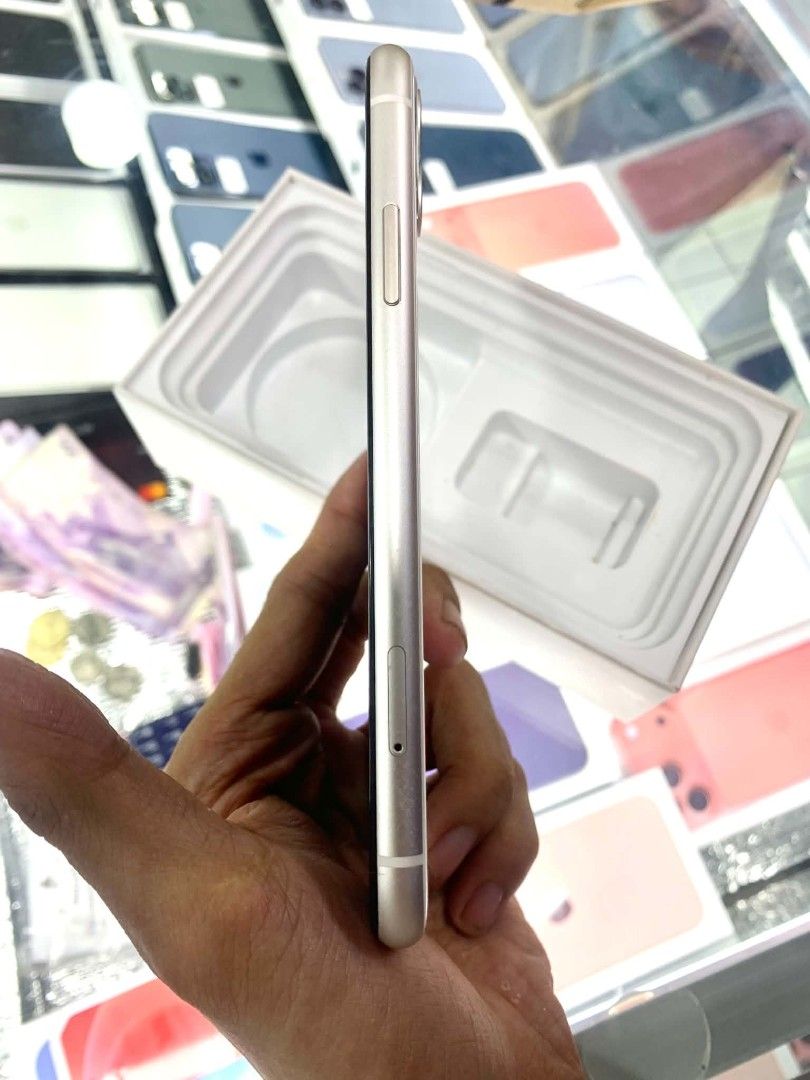 Iphone 11 128gb (Category: iPhone 11 Series) located in Manila. Submitted by henrybusran12 (Listing ID 1441606533, Image 3). Description: iPhone 11 128GB – White 📱 ✅ Clean and fresh condition ✅ 128GB storage ✅ Face ID working perfectly ✅ Cameras and speakers all good ✅ Smooth performance, no issues ✅ Battery health good ✅ Factory unlocked / Ready to use ✅ Comes with box Location: cubao/metro manila/pasig Dm lang po sir/madam 📩.