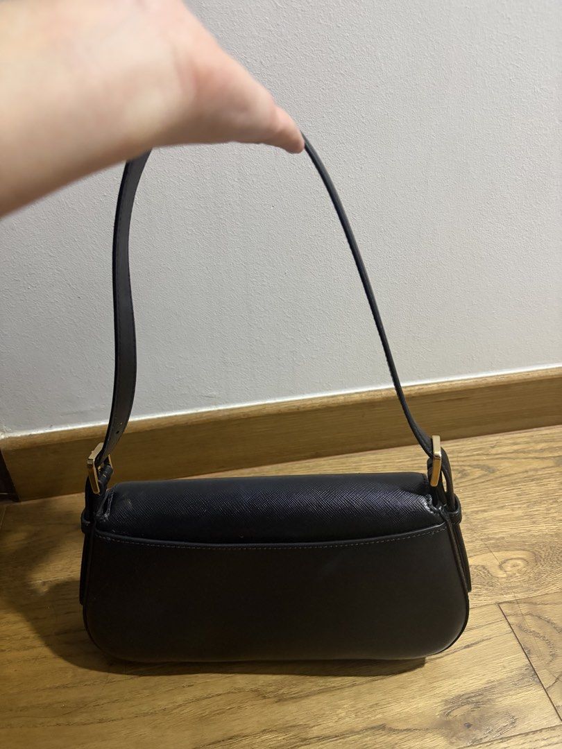 kate spade shoulder bag (Category: Shoulder Bags) located in Singapore. Submitted by bubbles13356 (Listing ID 1441728256, Image 2). Description: .