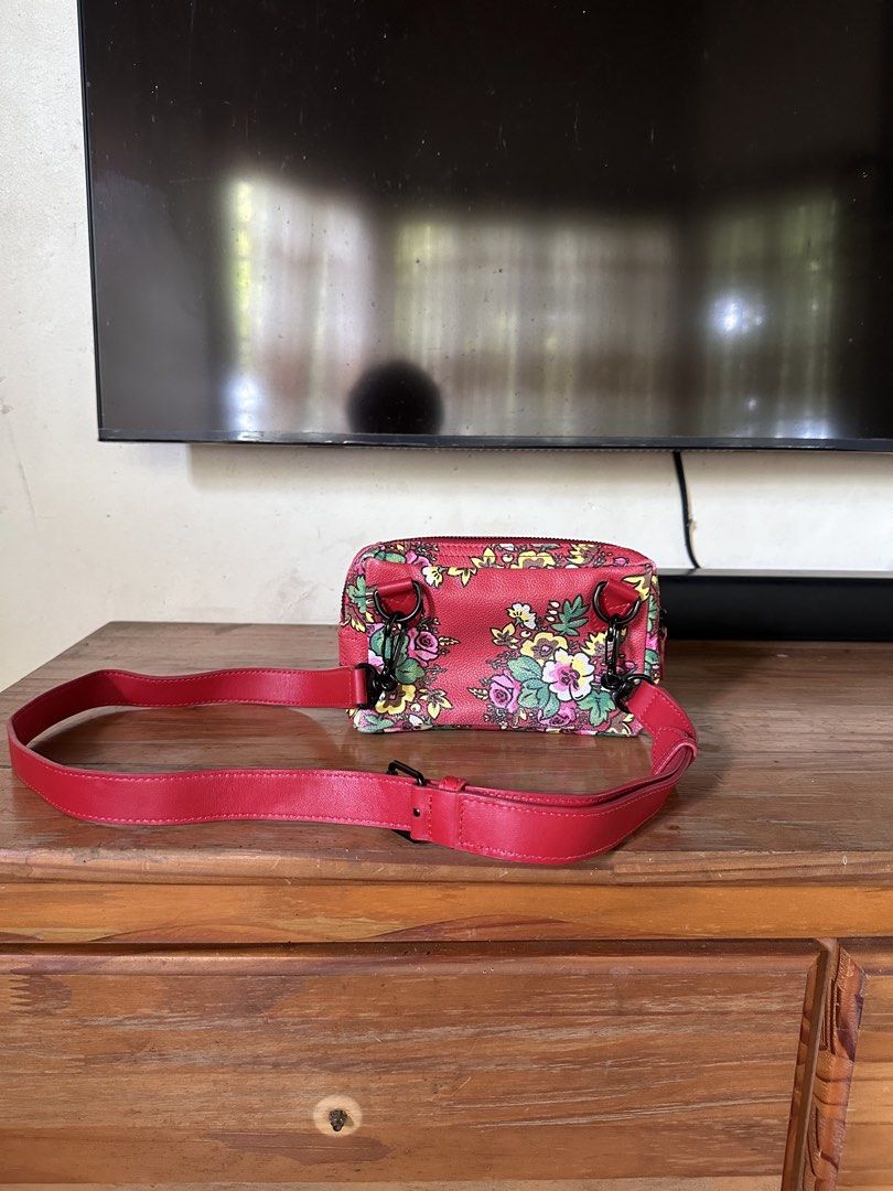 Kenzo floral satchel bag (Category: Luxury Bags & Wallets) located in Bacolod City. Submitted by thestitchph (Listing ID 1441674848, Image 2). Description: Kenzo floral satchel bag Size small Good condition Pm👍.