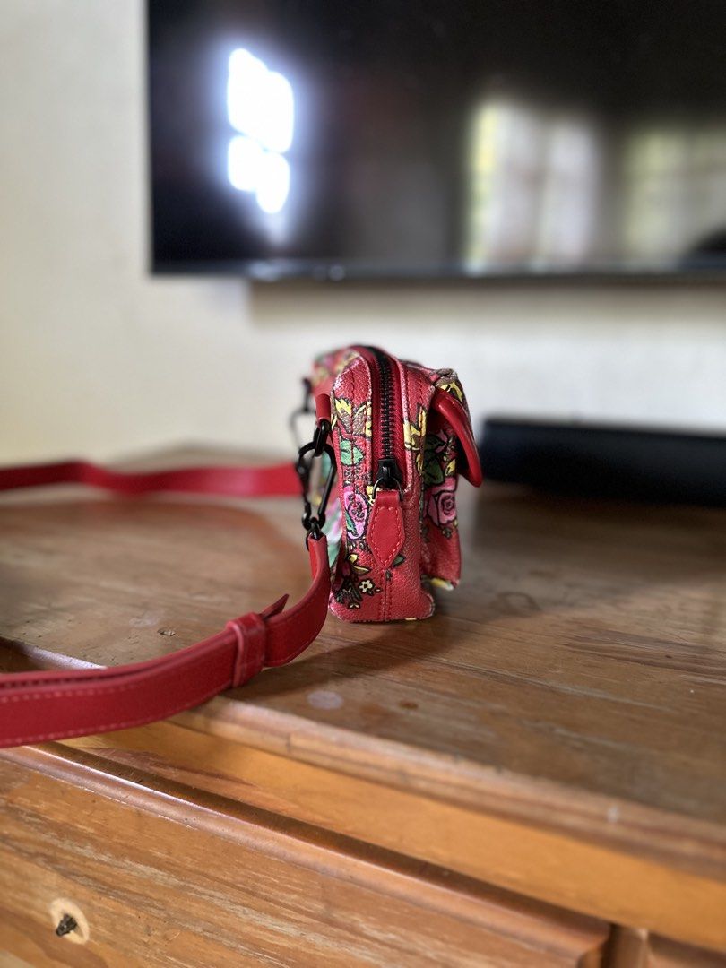 Kenzo floral satchel bag (Category: Luxury Bags & Wallets) located in Bacolod City. Submitted by thestitchph (Listing ID 1441674848, Image 3). Description: Kenzo floral satchel bag Size small Good condition Pm👍.