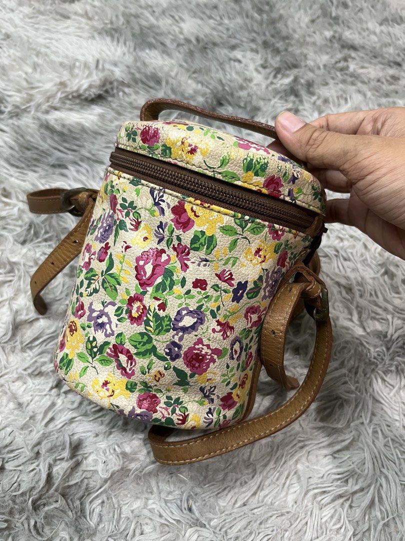 KENZO shoulder bag (Category: Luxury Bags & Wallets) located in Bulacan. Submitted by letsfindukaywithme (Listing ID 1441650093, Image 3). Description: Vintage Kenzo shoulder bag 15cm wide 17cm tall No issue No flaws +sf payment first Ship via J&T.