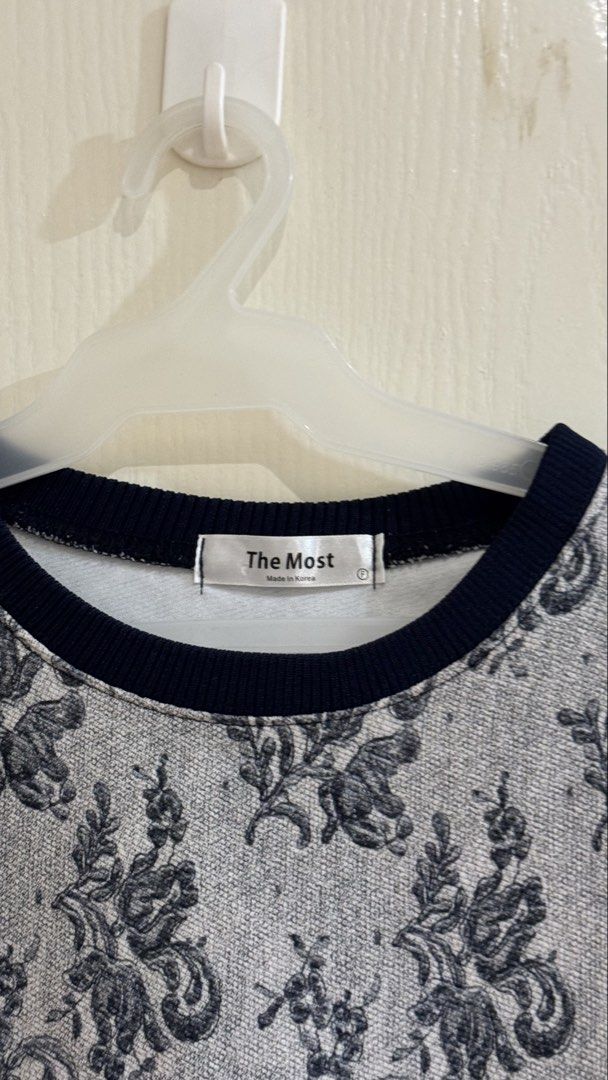 Korean Vintage Style Sweater (Category: Longsleeves) located in Quezon City. Submitted by baddiez_closett101 (Listing ID 1441752790, Image 2). Description: .