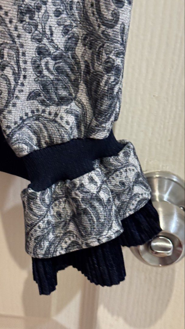 Korean Vintage Style Sweater (Category: Longsleeves) located in Quezon City. Submitted by baddiez_closett101 (Listing ID 1441752790, Image 3). Description: .