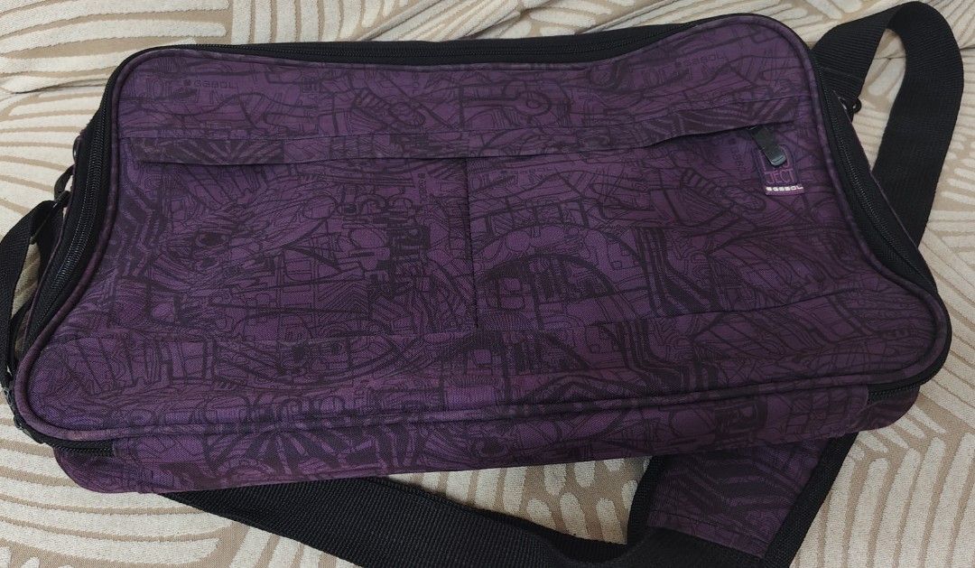 Laptop shoulder Bag made in Spain (Category: Laptop Bags & Sleeves) located in Davao. Submitted by zinbad (Listing ID 1441706234, Image 2). Description: Mode of payment:Gcash or BDO banks Shipping fee c/o buyer Kindly message us for any inquiries this not ukay box from korea ♥️ "Pwede TAWAD Huwag Sagad " Please expect signs of use as this is a preloved bag.with signs of use hardware. Disclaimer:We are not associated or affiliated with any brand p