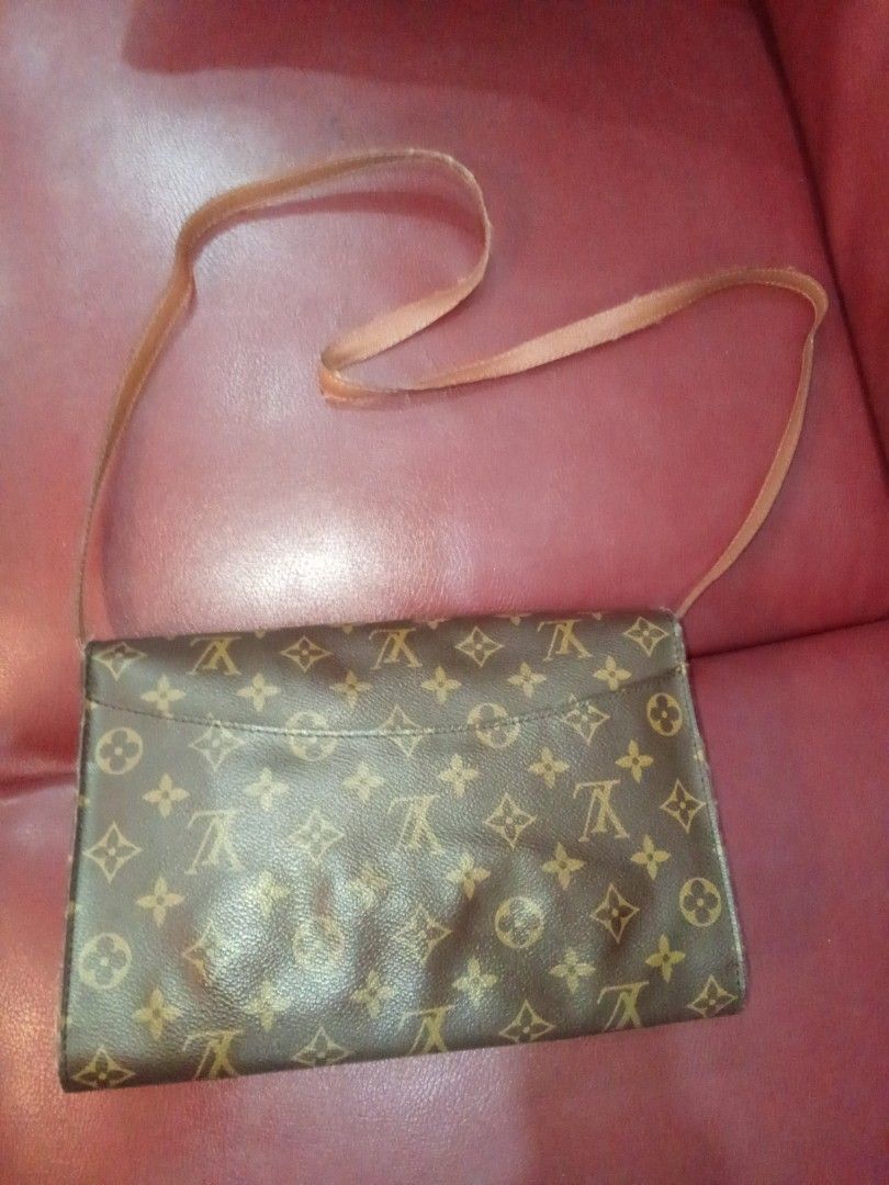 Louis Vuitton Vintage Monogram Shoulder Bag Authentic (Category: Luxury Bags & Wallets) located in Manila. Submitted by christoph17 (Listing ID 1441727441, Image 3). Description: - Classic Louis Vuitton monogram shoulder bag - Color: Brown canvas with tan leather trim - Hardware: Gold-tone with LV logo clasp - Features: Adjustable strap, fabric lining - Style: Timeless and iconic.