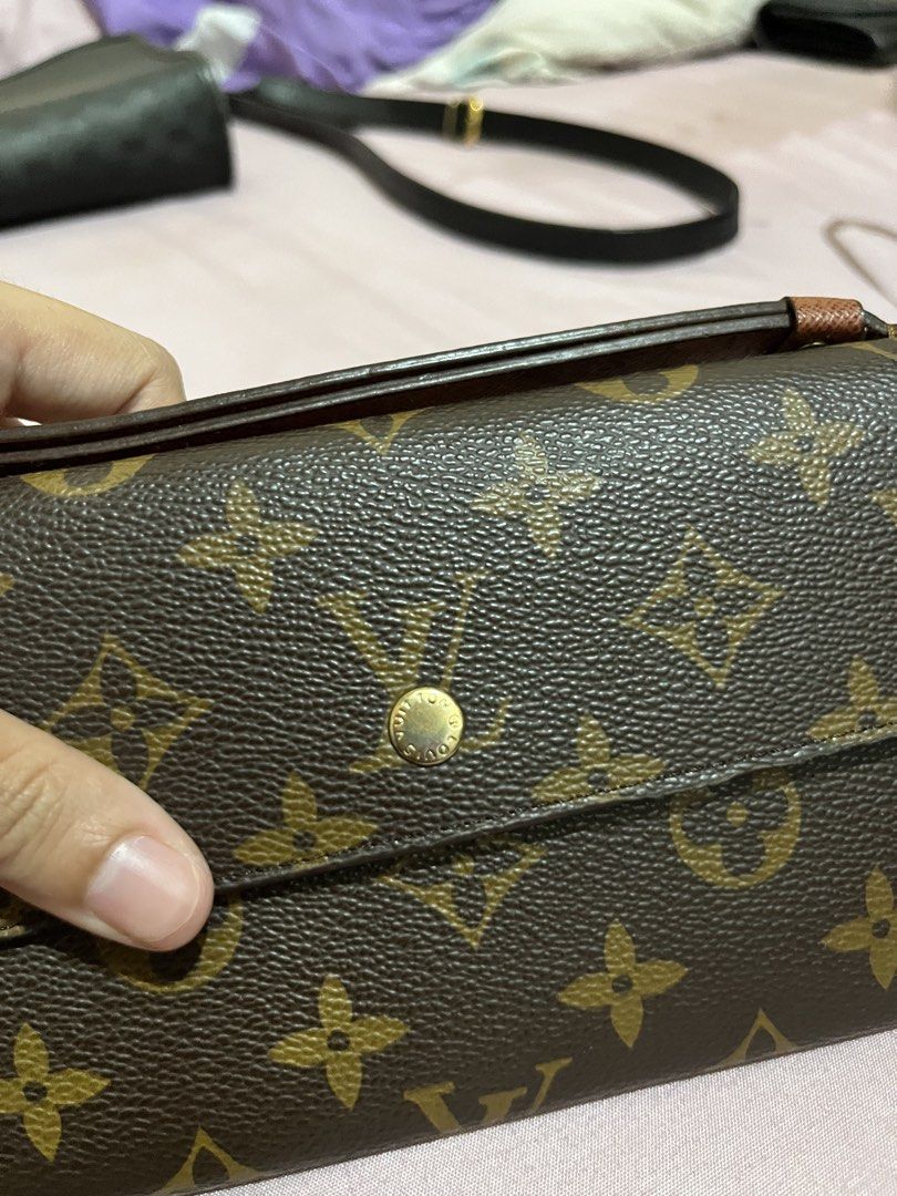 Louis Vuitton Wallet/Sling Bag (Category: Luxury Bags & Wallets) located in Manila. Submitted by rckydlcrz (Listing ID 1441679874, Image 3). Description: .