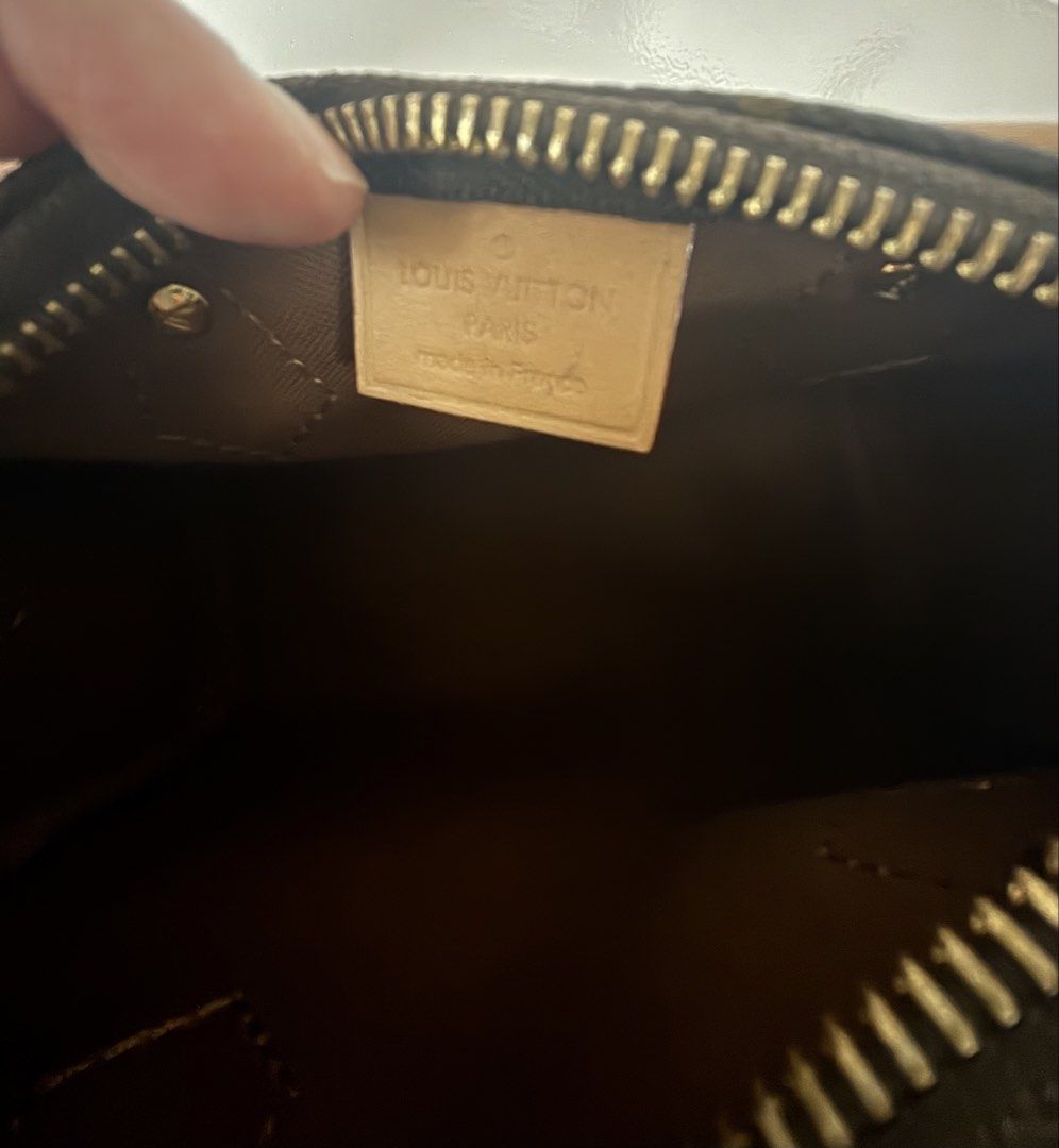 Lv bag (Category: Bags & Wallets) located in Singapore. Submitted by miya_84 (Listing ID 1441766213, Image 2). Description: Authentic Lightly used Comes with box , receipt and paper bag .