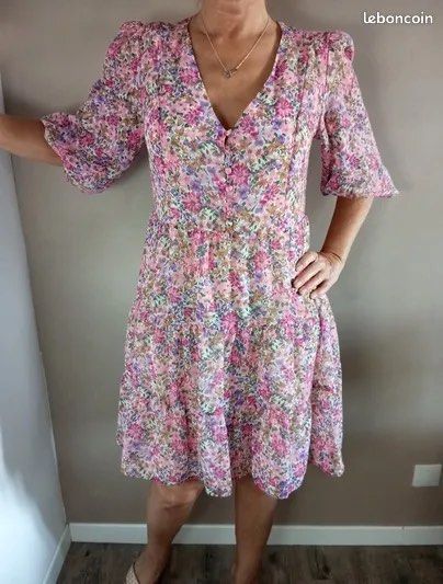 Mango Floral Mini Dress (Category: Dresses) located in Paranaque City. Submitted by luluswardrobe (Listing ID 1441721208, Image 1). Description: Mango Floral Midi Dress Super Flattering on waist XS but fits up to S .