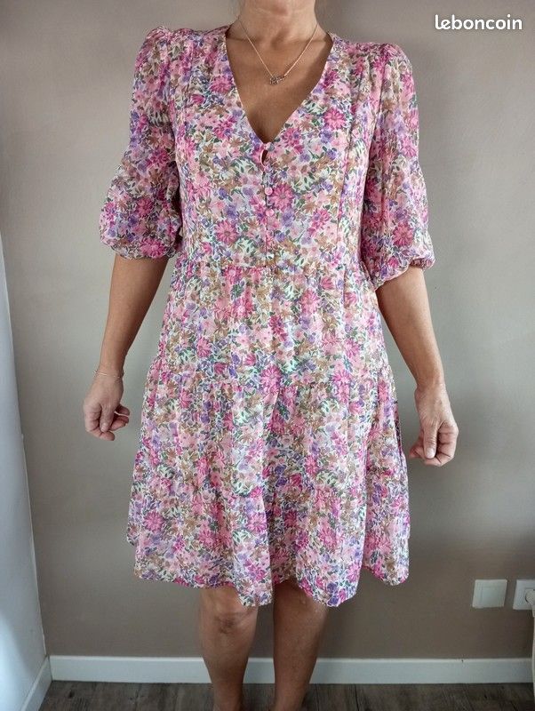 Mango Floral Mini Dress (Category: Dresses) located in Paranaque City. Submitted by luluswardrobe (Listing ID 1441721208, Image 3). Description: Mango Floral Midi Dress Super Flattering on waist XS but fits up to S .