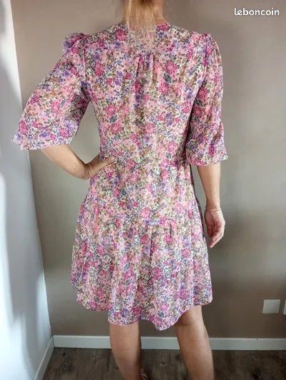 Mango Floral Mini Dress (Category: Dresses) located in Paranaque City. Submitted by luluswardrobe (Listing ID 1441721208, Image 2). Description: Mango Floral Midi Dress Super Flattering on waist XS but fits up to S .