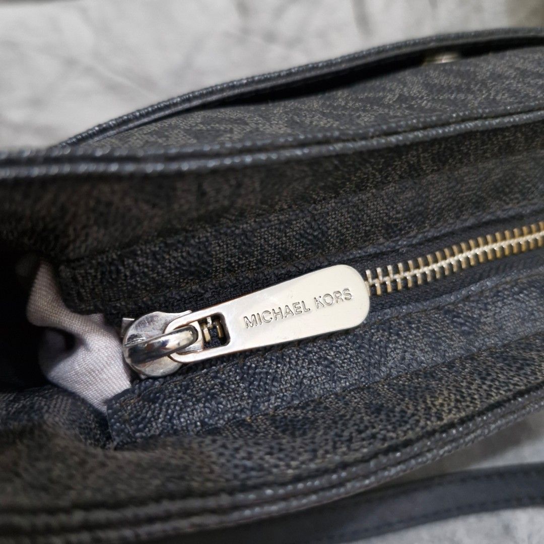 Michael Kors Jet Set Messenger Bag (Category: Luxury Bags & Wallets) located in Paranaque City. Submitted by chercami (Listing ID 1441724245, Image 2). Description: Michael Kors Jet Set Messenger/Crossbody Bag Preloved, in good condition Minor repair done on the strap & hardware (see pics) Rfs: Owner is decluttering Pick up from caretaker: Imus, Cavite Delivery via lalamove/grab after payment.