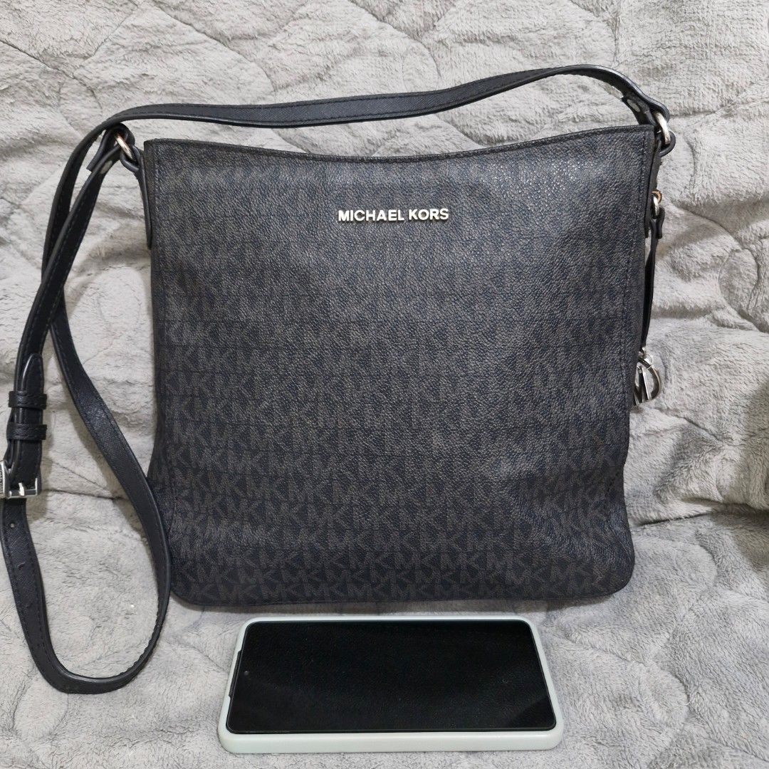 Michael Kors Jet Set Messenger Bag (Category: Luxury Bags & Wallets) located in Paranaque City. Submitted by chercami (Listing ID 1441724245, Image 1). Description: Michael Kors Jet Set Messenger/Crossbody Bag Preloved, in good condition Minor repair done on the strap & hardware (see pics) Rfs: Owner is decluttering Pick up from caretaker: Imus, Cavite Delivery via lalamove/grab after payment.