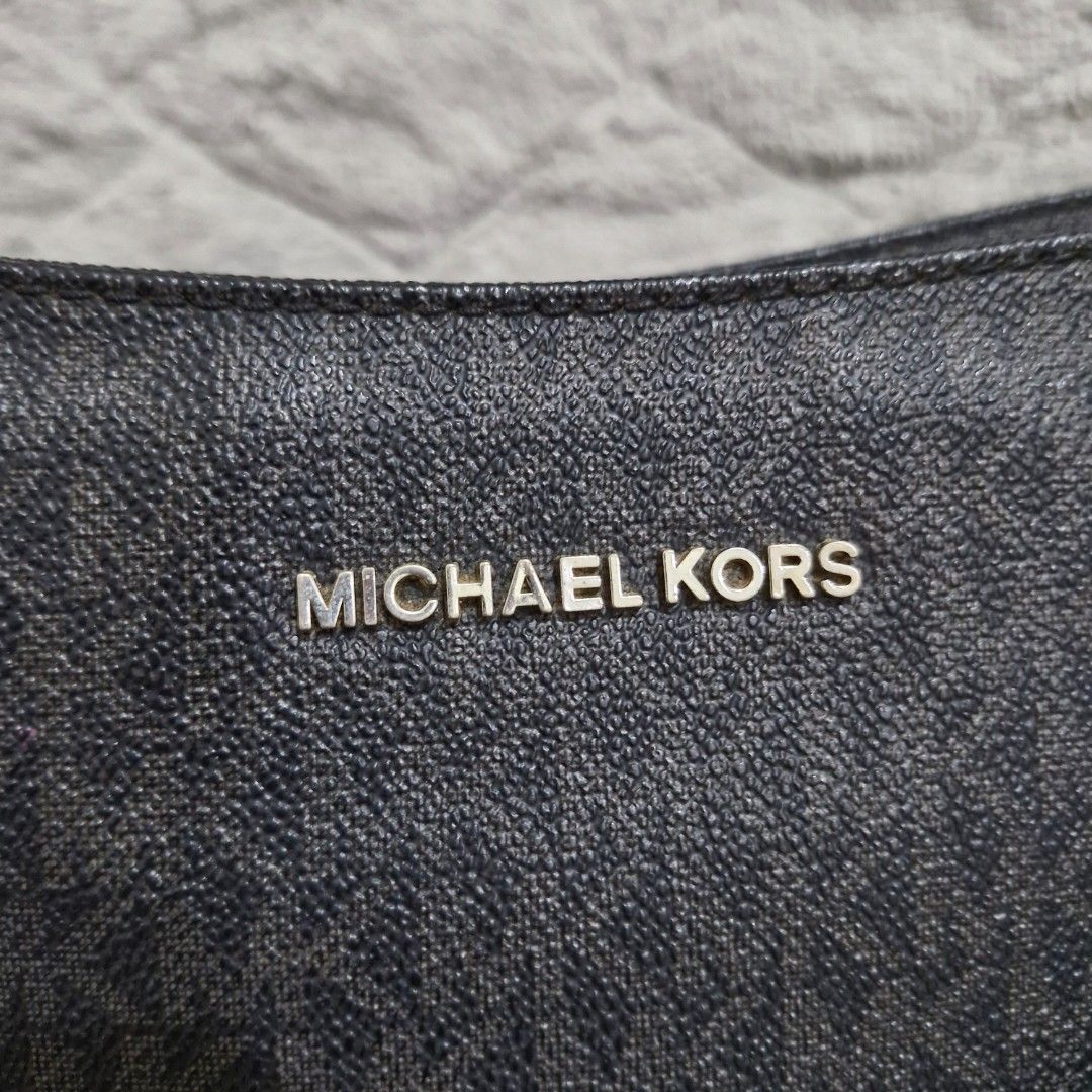 Michael Kors Jet Set Messenger Bag (Category: Luxury Bags & Wallets) located in Paranaque City. Submitted by chercami (Listing ID 1441724245, Image 3). Description: Michael Kors Jet Set Messenger/Crossbody Bag Preloved, in good condition Minor repair done on the strap & hardware (see pics) Rfs: Owner is decluttering Pick up from caretaker: Imus, Cavite Delivery via lalamove/grab after payment.