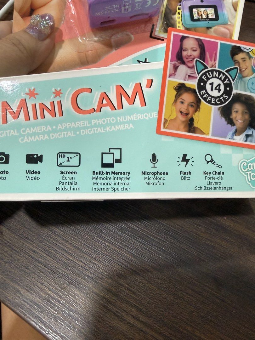 Mini camera (Category: Cameras) located in Singapore. Submitted by Winnie18 (Listing ID 1441619240, Image 3). Description: Does not include memory card. This is a mini camera for children to take photos. Photos can store in the memory card .