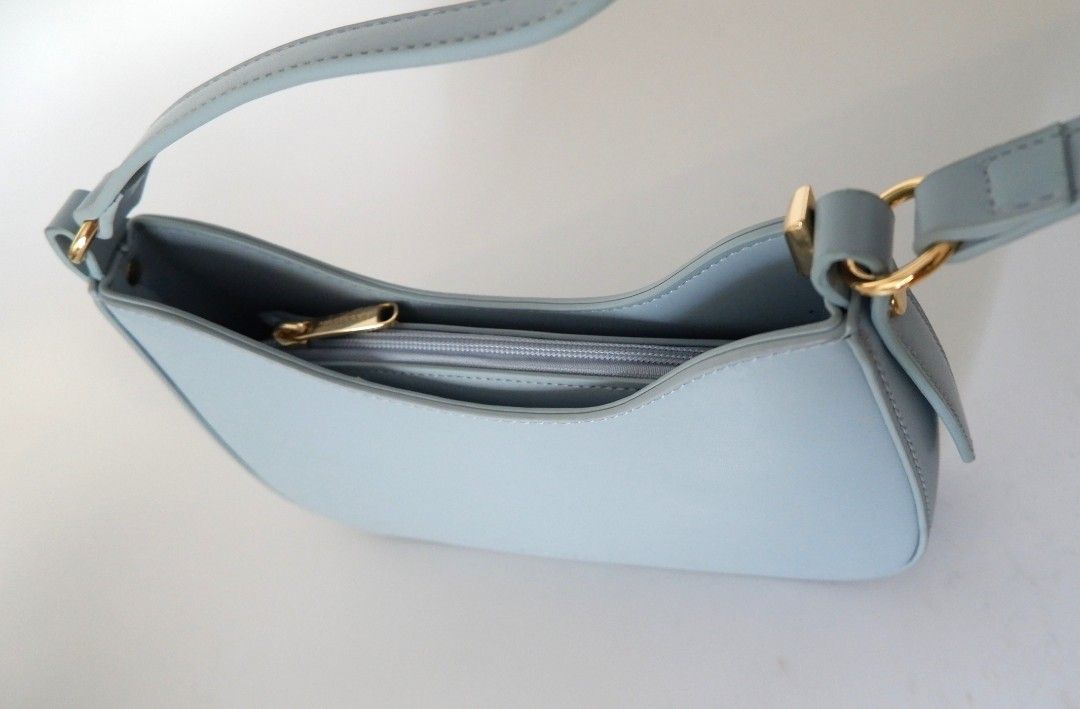Mossdoom | Shoulder Bag | Baby Blue (Category: Shoulder Bags) located in San Juan City. Submitted by olispace (Listing ID 1441591687, Image 2). Description: Mossdoom Shoulder Bag – Baby Blue condition 10/10 ✨ RFS– Decluttering 📍Brgy. Balong-Bato, San Juan City MOD: Lalamove/J&T MOP: Gcash.
