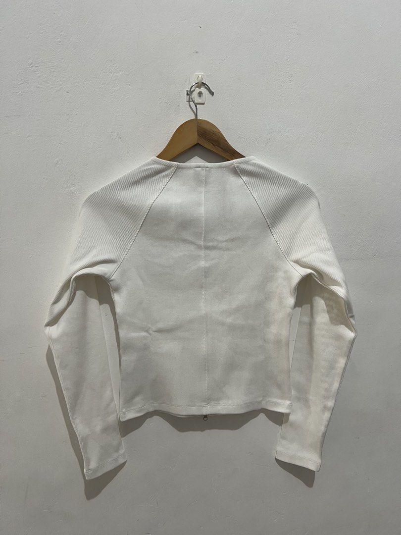 Nike Tops (Category: Longsleeves) located in Bacoor. Submitted by basicthrift (Listing ID 1441588989, Image 2). Description: Brand new with plastic Pm for more info.