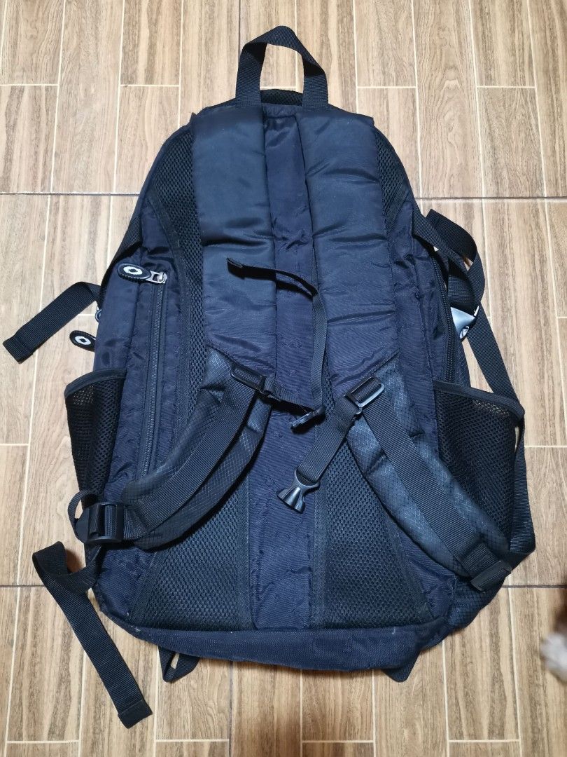 OAKLEY BACKPACK (Category: Backpacks) located in Bolinao. Submitted by aljnnc (Listing ID 1441649069, Image 3). Description: Good condi Issue: Punit baba ng logo pero walang tagos..