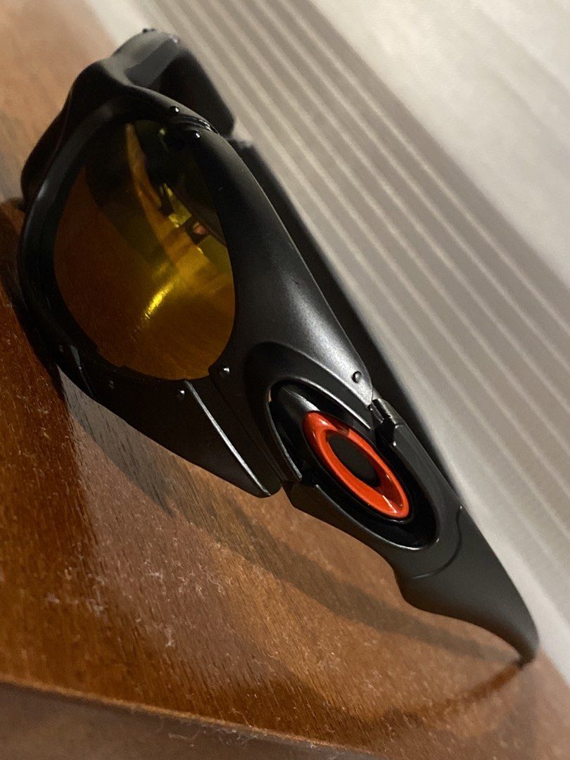 Oakley Plate Sunglasses Yellow Lens (Category: Sunglasses & Eyewear) located in Manila. Submitted by stockroompreloved (Listing ID 1441693358, Image 2). Description: - Oakley Plate sunglasses - Black frame with yellow lenses - Ideal for sports and everyday wear - Sold as is W casing NGA.