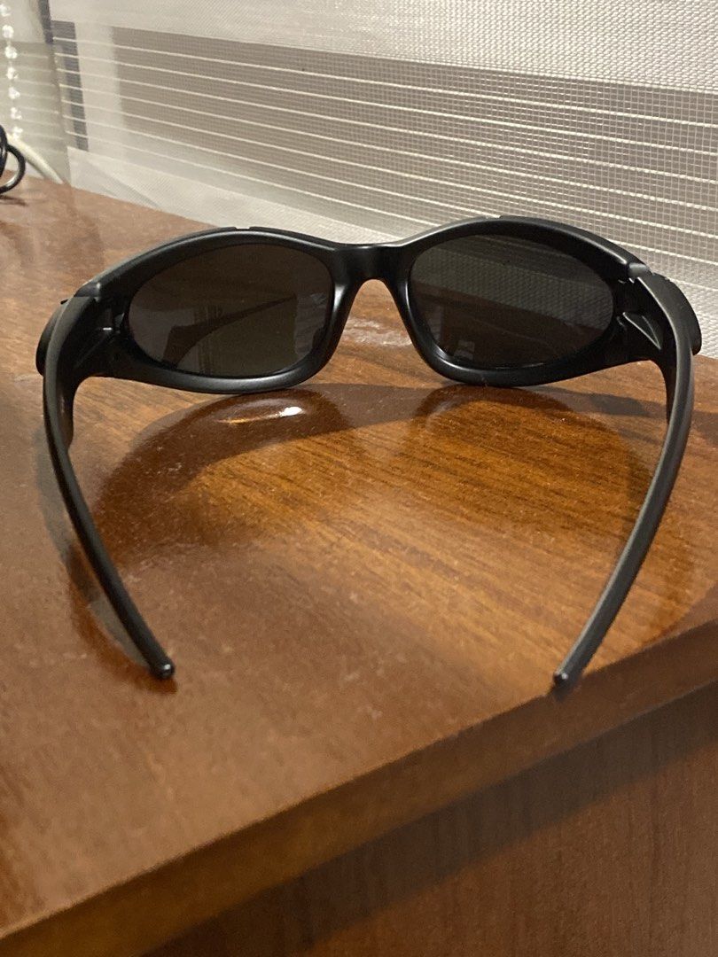 Oakley Plate Sunglasses Yellow Lens (Category: Sunglasses & Eyewear) located in Manila. Submitted by stockroompreloved (Listing ID 1441693358, Image 3). Description: - Oakley Plate sunglasses - Black frame with yellow lenses - Ideal for sports and everyday wear - Sold as is W casing NGA.