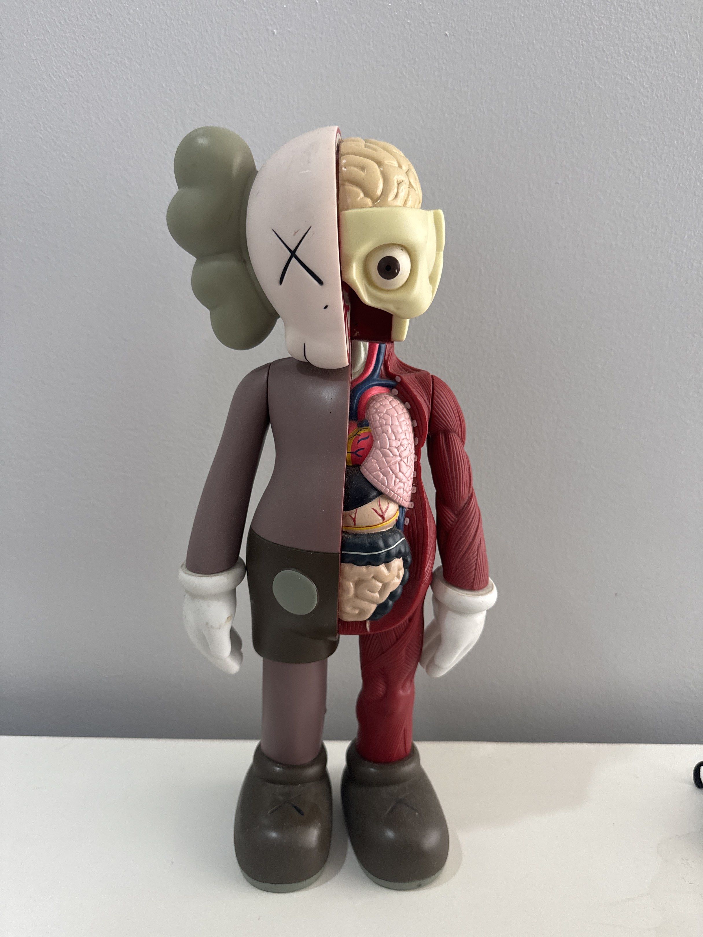 Oem KAWS Companion (Dissected) Figure (Category: Figurines & Statues) located in Quezon City. Submitted by crazyadventurer (Listing ID 1441618625, Image 1). Description: Oem Kaws Figure movable arms Php1500 QC area, can do lalamove to be shouldered by buyer.