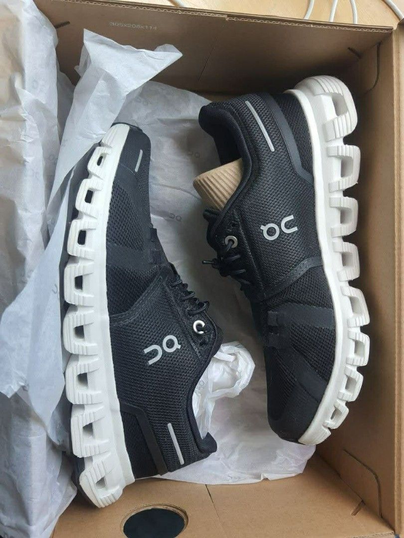 ON Cloud 6 Women's Shoes (Category: Sneakers) located in Caloocan City. Submitted by avajeanie (Listing ID 1441657375, Image 1). Description: - ON Cloud 6 Women's Shoes - Women's Size 5.5 - Color: Black - Includes original box - Ideal for strength training and everyday wear.