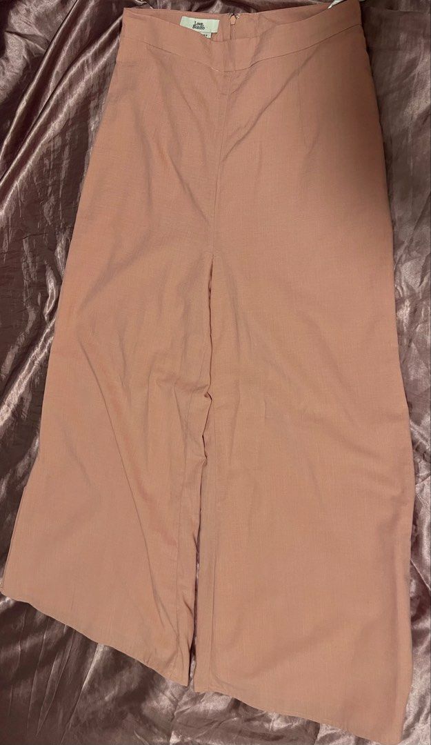 Bundle Pants (Category: Other Bottoms) located in Singapore. Submitted by yeon20 (Listing ID 1441669828, Image 4). Description: 👖 Closet clear-out! 2 stylish pants looking for a new home ✨ ✔️ Well maintained ✔️ Easy to style ✔️ Great condition Swipe to see details ➡️ DM if interested before they’re gone! #prelovedfashion #closetsale #fashionfi.