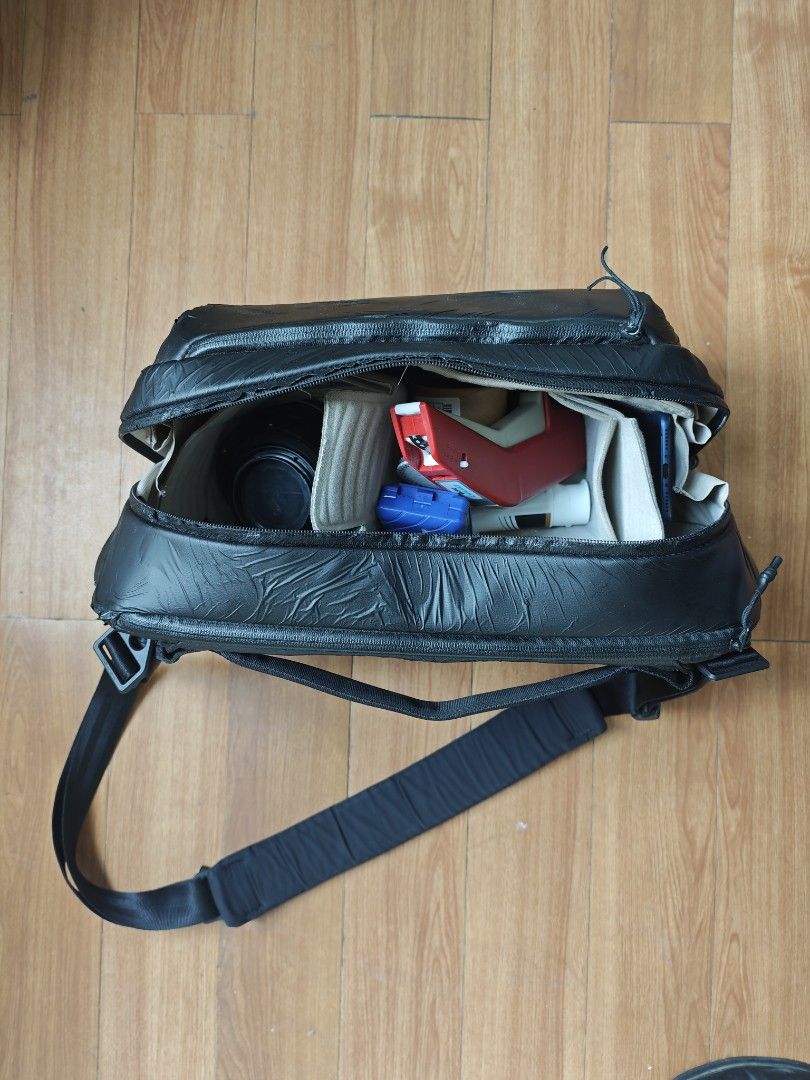 PGYTECH OneGo V2 Cross Body Camera Bag (Category: Camera Bags & Carriers) located in Pasig City. Submitted by boldtree.96d037 (Listing ID 1441741664, Image 2). Description: Please take time to read 10L 6 inches thick 16 inches wide Has very nice partitions Can fit 2 compact mirrorless set-ups Can also fit 13" laptops Adjustable strap What you see is what you get Payment first Honest issue: outer protection is well-worn hence the overall Meet-ups:
