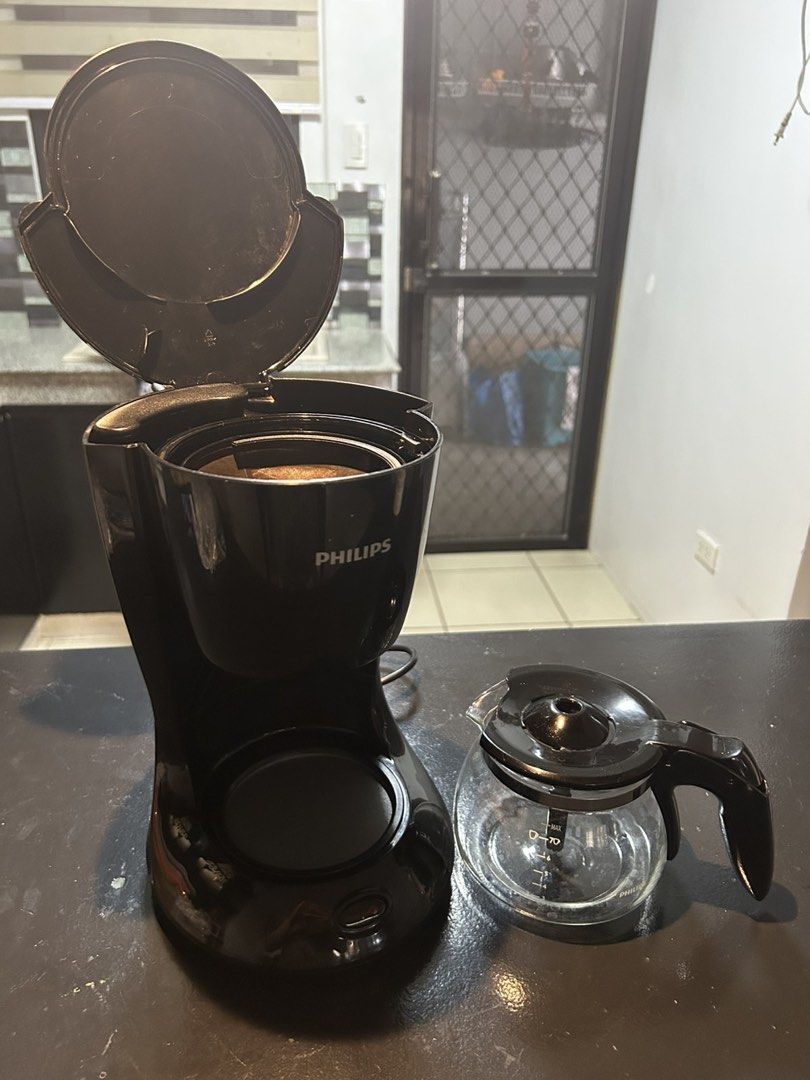 Philips Coffee Maker (Category: Coffee Machines & Makers) located in Taytay. Submitted by kobron2324_174 (Listing ID 1441591706, Image 3). Description: - Black Philips coffee maker - Glass carafe with measurement markings - Easy on/off switch - Brews a delicious cup of coffee - Ideal for your daily morning routine RFS: Decluttering Taytay Rizal Area.