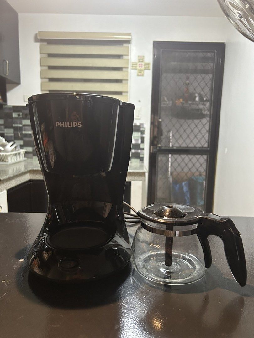 Philips Coffee Maker (Category: Coffee Machines & Makers) located in Taytay. Submitted by kobron2324_174 (Listing ID 1441591706, Image 2). Description: - Black Philips coffee maker - Glass carafe with measurement markings - Easy on/off switch - Brews a delicious cup of coffee - Ideal for your daily morning routine RFS: Decluttering Taytay Rizal Area.