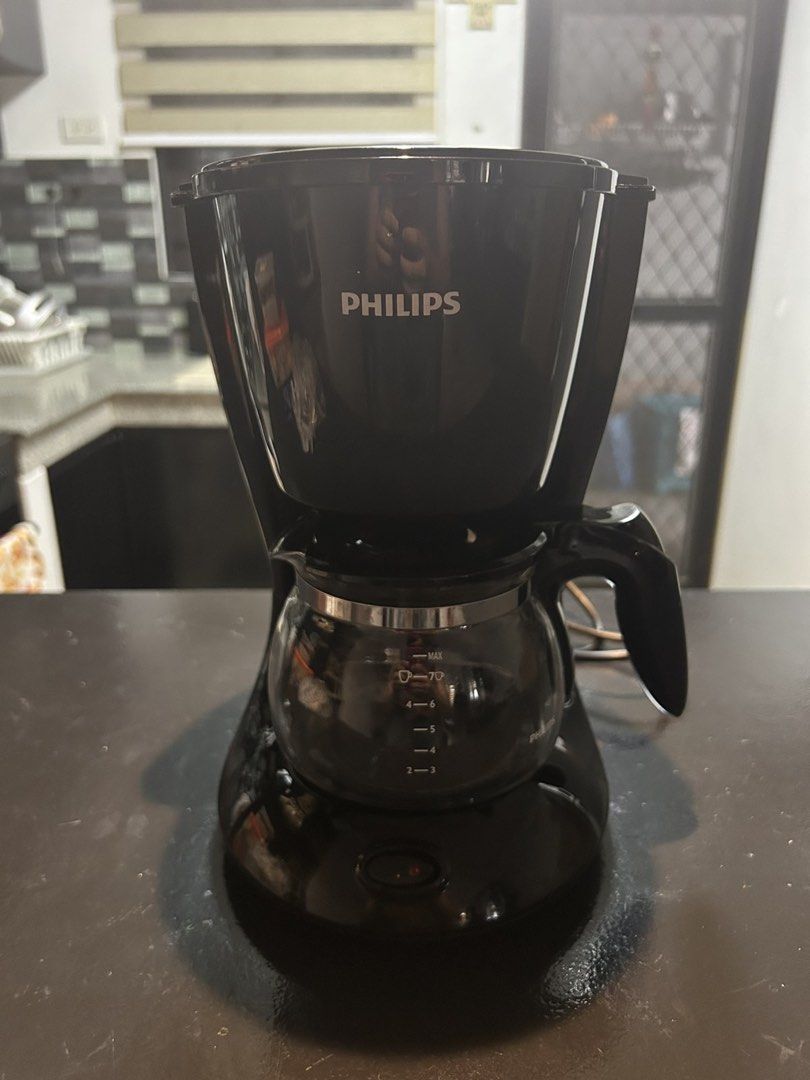 Philips Coffee Maker (Category: Coffee Machines & Makers) located in Taytay. Submitted by kobron2324_174 (Listing ID 1441591706, Image 1). Description: - Black Philips coffee maker - Glass carafe with measurement markings - Easy on/off switch - Brews a delicious cup of coffee - Ideal for your daily morning routine RFS: Decluttering Taytay Rizal Area.