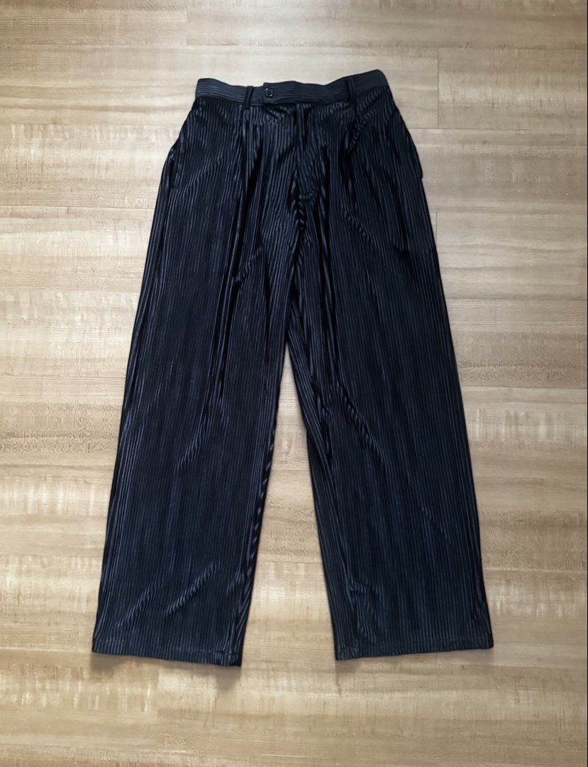 Pleated Pants (Black) (Category: Trousers) located in Quezon City. Submitted by _pbmt (Listing ID 1441641369, Image 1). Description: Barely used, from local brand Paradeigma. Pants have a sheen to them and feature an elasticated waist band with a button and zip enclosure. Has 2 pockets at the sides. - waist: 28 - 32 - rise: 12 - length: 39.5 - leg opening: 10 MOPs: BPI/Gcash Strictly no meet-ups.