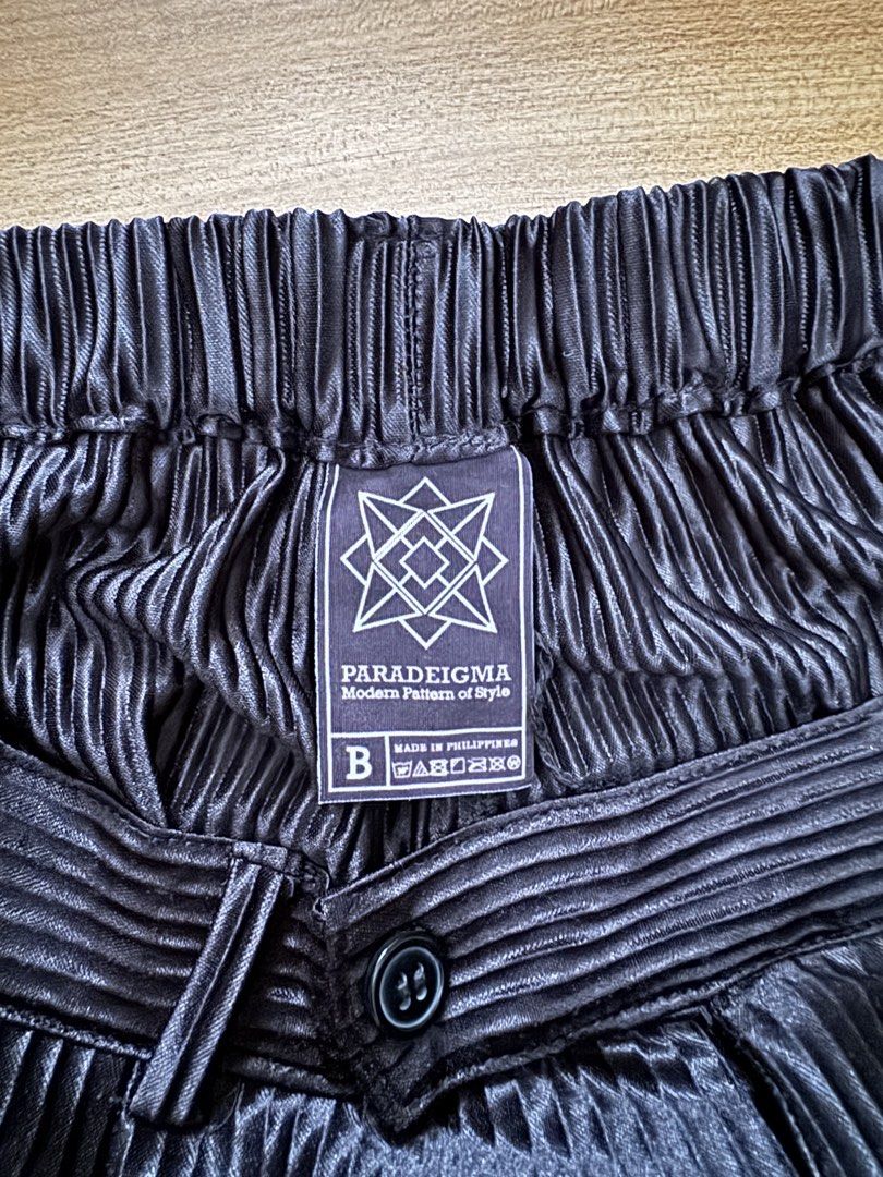 Pleated Pants (Black) (Category: Trousers) located in Quezon City. Submitted by _pbmt (Listing ID 1441641369, Image 3). Description: Barely used, from local brand Paradeigma. Pants have a sheen to them and feature an elasticated waist band with a button and zip enclosure. Has 2 pockets at the sides. - waist: 28 - 32 - rise: 12 - length: 39.5 - leg opening: 10 MOPs: BPI/Gcash Strictly no meet-ups.
