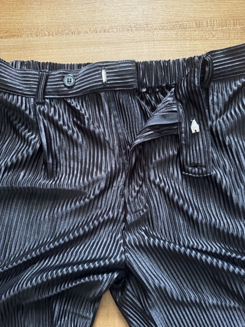 Pleated Pants (Black) (Category: Trousers) located in Quezon City. Submitted by _pbmt (Listing ID 1441641369, Image 2). Description: Barely used, from local brand Paradeigma. Pants have a sheen to them and feature an elasticated waist band with a button and zip enclosure. Has 2 pockets at the sides. - waist: 28 - 32 - rise: 12 - length: 39.5 - leg opening: 10 MOPs: BPI/Gcash Strictly no meet-ups.