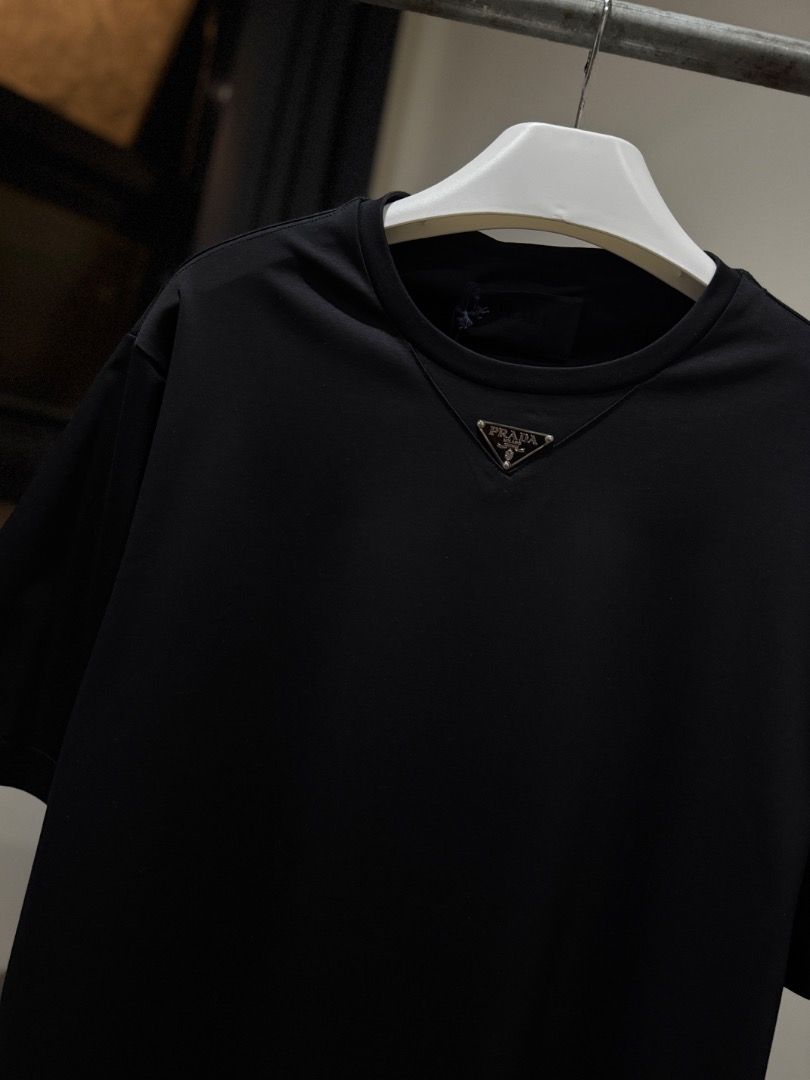Prada Mid Logo Cotton T-Shirt (Black) (Category: Tshirts & Polo Shirts ) located in Rizal. Submitted by Dad.from.MNL (Listing ID 1441655335, Image 3). Description: Available sizes? Dimes? Price? ➡️ www.dad-from-mnl.com.