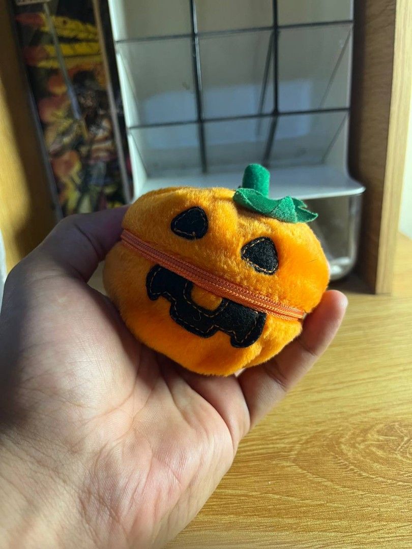Rare Halloween special snoopy pumpkin keychain (Category: Character Goods) located in Quezon City. Submitted by thomosssss (Listing ID 1441774796, Image 2). Description: .