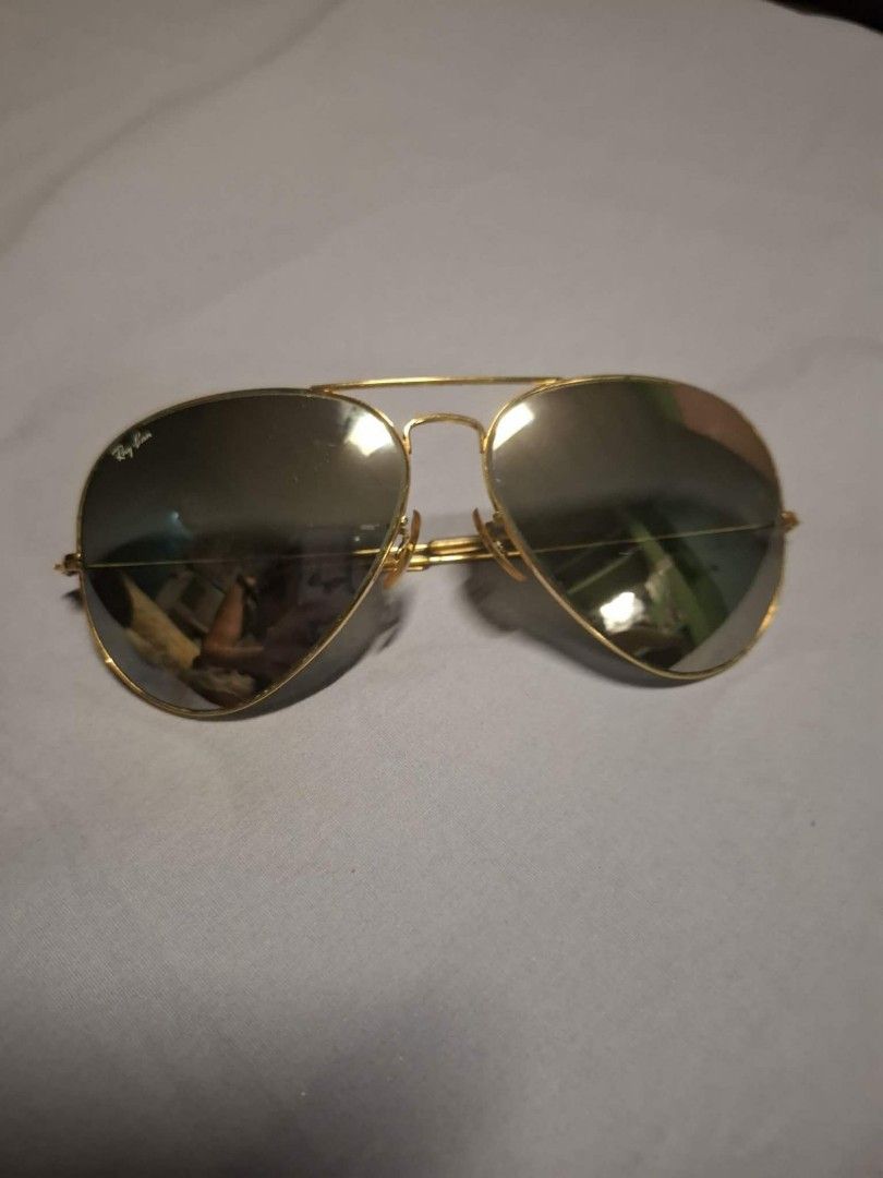 Rare vintage Ray-Ban Gold Aviator (Category: Sunglasses & Eyewear) located in Angono. Submitted by mel8704 (Listing ID 1441700517, Image 2). Description: model: RB3025 collectible, rare, super nice, elegant few signs of usage since this is vintage already project 4 QC pickup /meetup 🌹No casing included.