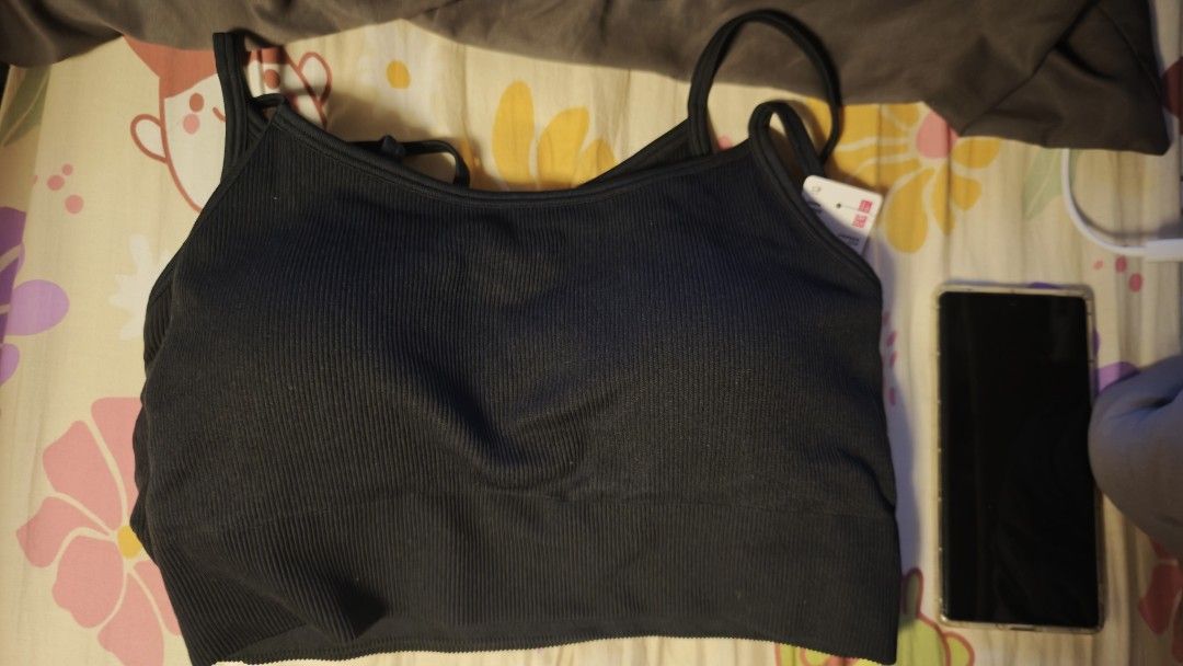 (包sf櫃) uniqlo xl 黑色 有墊背心 top bra top （分類：其他上衣）位於 Hong Kong。 由 kpop_830 提交（商品編號 1441699666，圖片 1）。簡介： 全新 黑色 2件 xl 有墊吊帶 $100蚊包sf 智能櫃/站。