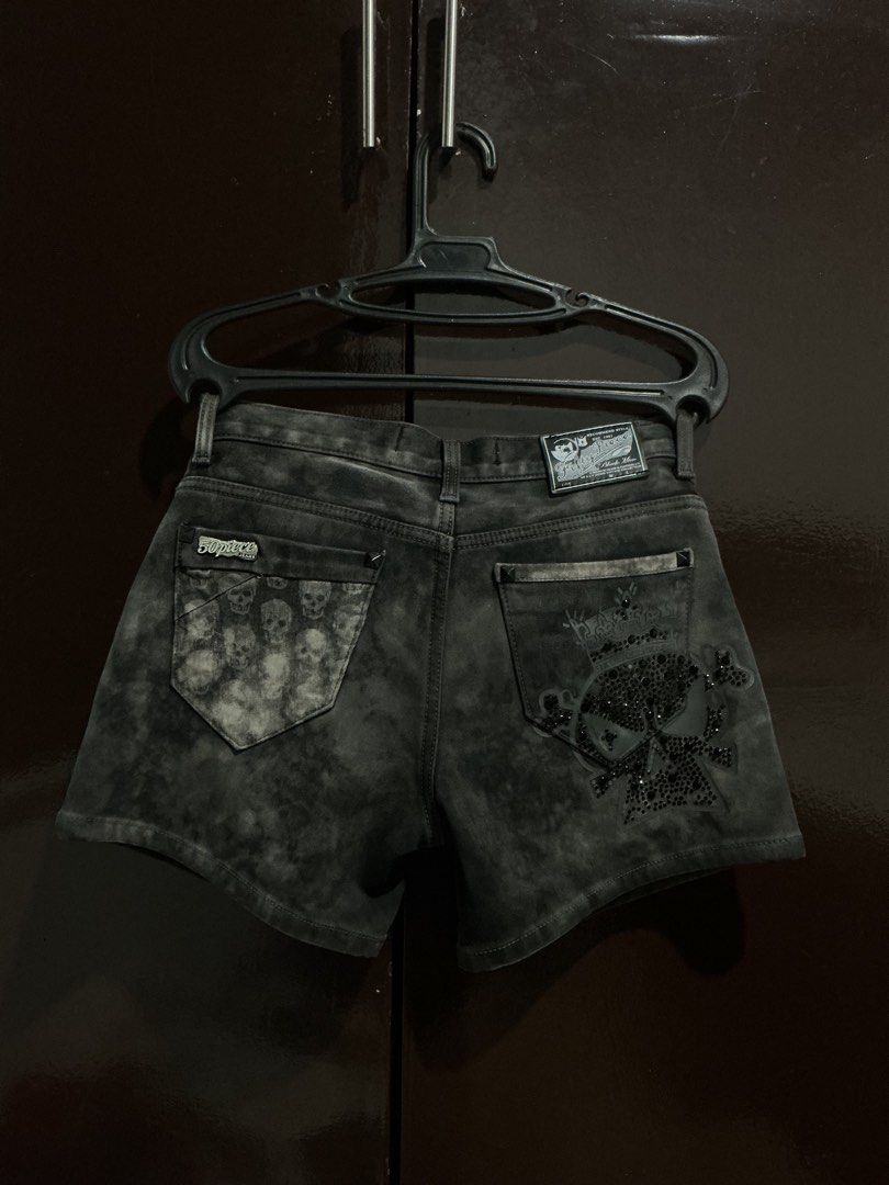 low waist short (Category: Shorts) located in Manila. Submitted by nschyx (Listing ID 1441724506, Image 1). Description: pre-loved size: 29-30 length: 12.5inch width: 18.5inch 9/10 condition PM for more info.