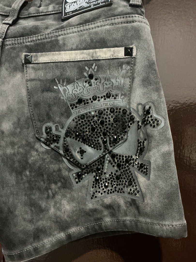 low waist short (Category: Shorts) located in Manila. Submitted by nschyx (Listing ID 1441724506, Image 3). Description: pre-loved size: 29-30 length: 12.5inch width: 18.5inch 9/10 condition PM for more info.