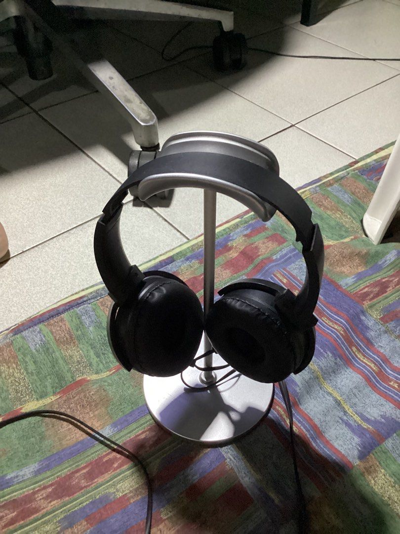 Silver Headphone Stand Holder (Category: Headphones & Headsets) located in Caloocan City. Submitted by lostrtrp (Listing ID 1441719124, Image 3). Description: - Sturdy metal construction in sleek silver. - Stable round base for secure placement. - Curved top designed to hold headphones safely. - Fits most over-ear headphone models. - Ideal for organizing your desk space. - Perfect for gamers, music enthusiasts, and anyone looking to tidy up..