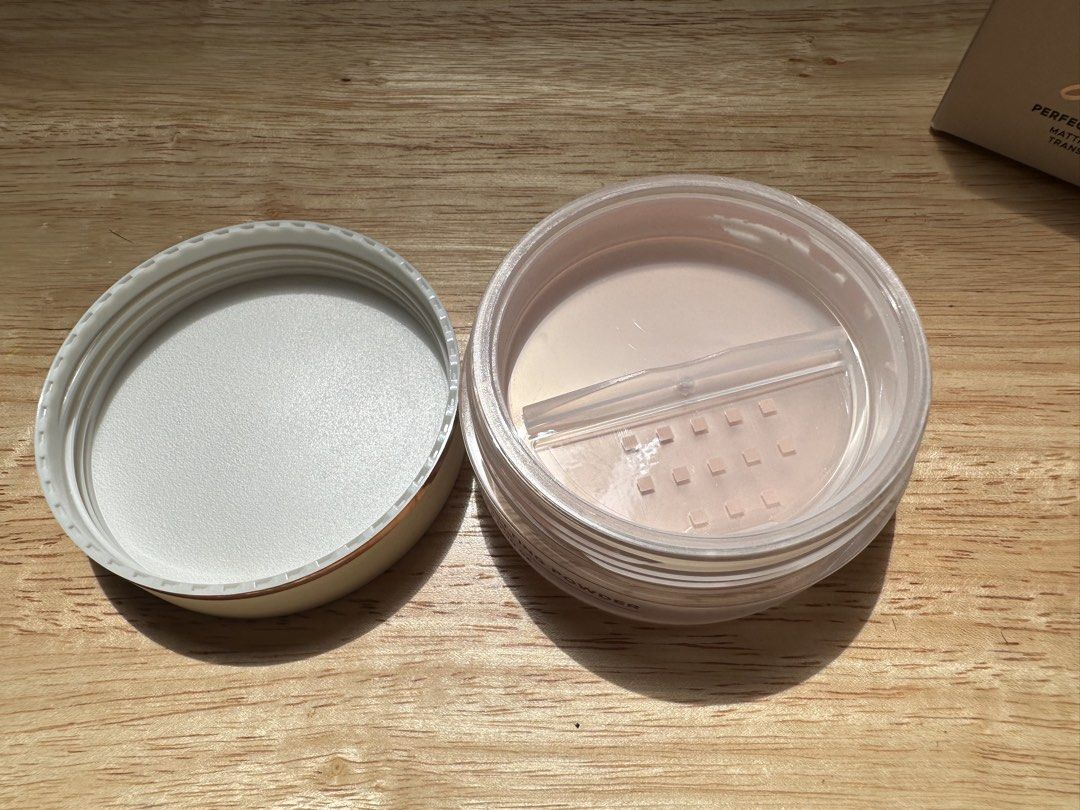 Strokes Perfect Veil Setting Powder Shade Rose (Category: Makeup) located in Cebu City. Submitted by cebucitybased (Listing ID 1441640587, Image 3). Description: Strokes Perfect Veil Setting Powder Mattifying and Blurring Velvet Translucent Loose Powder Shade: Rose Weight: 8.5g Brand New with intact inner plastic film Comes with generic Brush and 2 mini face puffs Expiration: 2027.