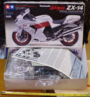 長谷川Hasegawa 1/12 川崎Kawasaki 雙缸賽道摩托車模型白紅塗裝[HA