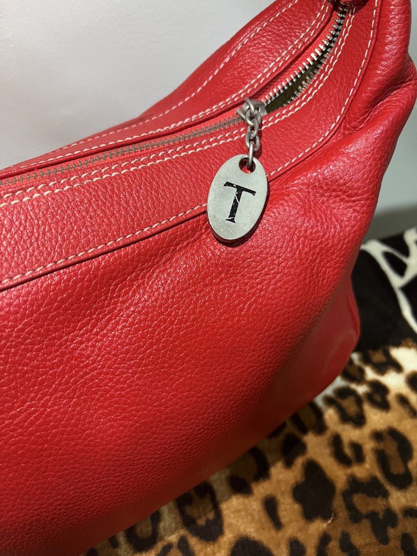 Tod’s Red vintage shoulder bag (Category: Luxury Bags & Wallets) located in Quezon. Submitted by samanthafabregas (Listing ID 1441613507, Image 2). Description: .