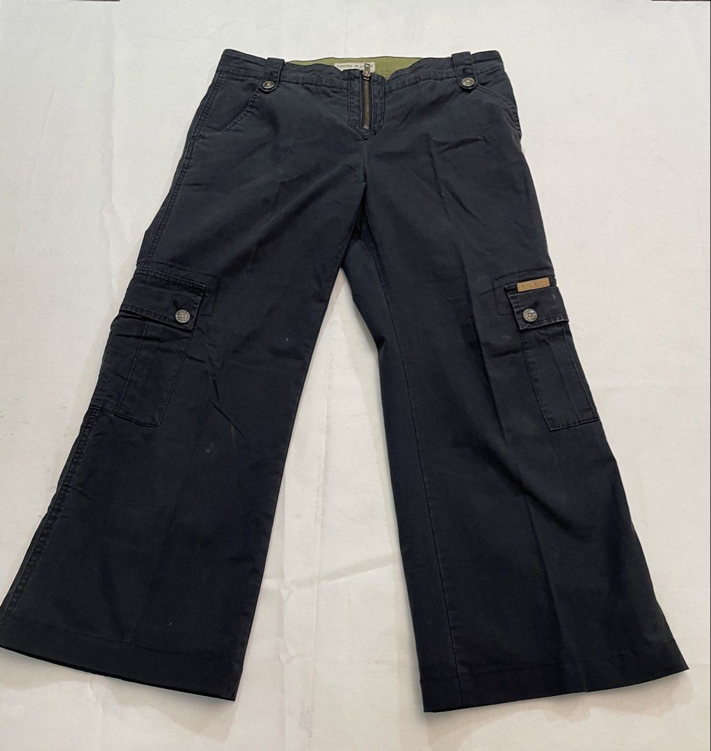 Tommy Hilfiger Black Cargo Pants (Category: Jeans) located in Makati City. Submitted by pepperstoremerch (Listing ID 1439359102, Image 1). Description: Tommy Hilfiger Black Cargo Pants Size Small Slight discoloration on the knee area, please see pictures Preloved, good condition D0015.