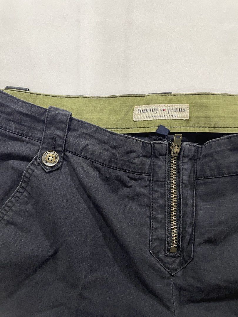 Tommy Hilfiger Black Cargo Pants (Category: Jeans) located in Makati City. Submitted by pepperstoremerch (Listing ID 1439359102, Image 2). Description: Tommy Hilfiger Black Cargo Pants Size Small Slight discoloration on the knee area, please see pictures Preloved, good condition D0015.