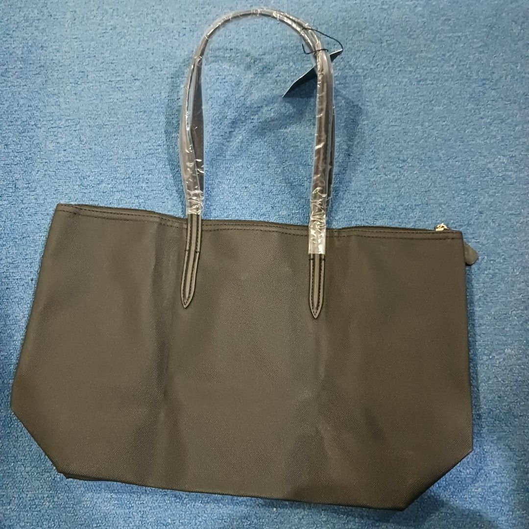 Tommy tote bag (Category: Tote Bags) located in Manila. Submitted by rtins (Listing ID 1441587759, Image 3). Description: 17x11" handle 22 inches.