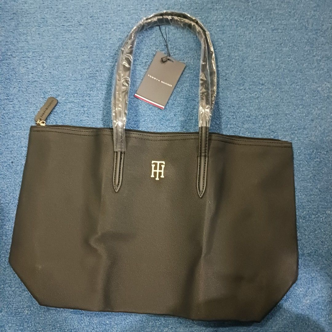 Tommy tote bag (Category: Tote Bags) located in Manila. Submitted by rtins (Listing ID 1441587759, Image 2). Description: 17x11" handle 22 inches.